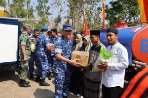Kemarau Berkepanjangan, TNI dan Polri Salurkan Air Bersih di Gunungkidul.