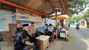 Komsos dengan Tokoh Masyarakat Mersel, Babinsa Koramil 07/KB Sertu Moh Syawal Sampaikan Pesan Kamtibmas