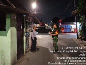 Babinsa Koramil 07/KB Peltu Heri Laksanakan Siskamling di Wilayah Binaan