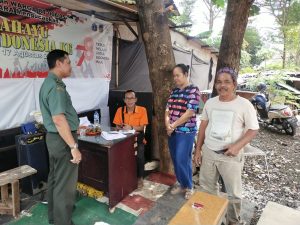 Pastikan Berjalan Aman,Babinsa Koramil 07/KB Monitoring Giat Pendistribusian Bansos di Wilayah Binaan