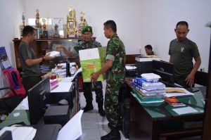 BERBAGI SESAMA TEMAN, KORAMIL 10/SELOMERTO BAGIKAN NASI BOK KE KODIM