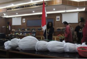 NGERI PULUHAN MASA BAWA POCONG KE RUANG PARIPURNA DPRD BANJARNEGARA
