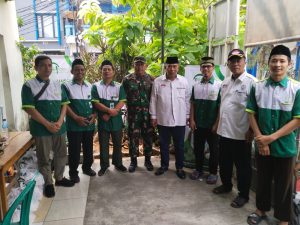 Danramil 07/KB Mayor Kav Dwi Joko Purnomo Hadiri Bakti Sosial Penyaluran Bantuan Paket Sembako Oleh Yayasan Yatim Piatu dan Dhuafa Kembangan