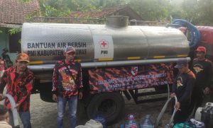 Pemuda Pancasila Ranting Gunung Wetan Memberi  Bantuan Air Bersih 10,000.liter.