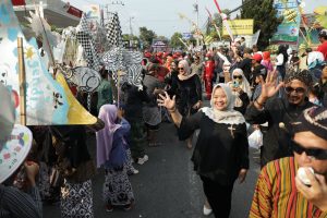 Hadir di Kirab Budaya, Bupati Sleman Berharap Pelestarian Budaya Memperkuat Kebersamaan Masyarakat.