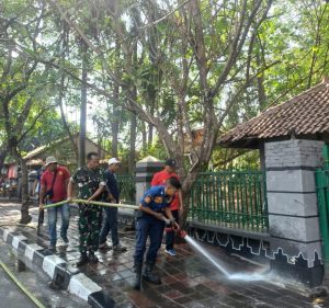 Dua Babinsa Koramil 07/KB Hadiri Giat Kerja Bakti Tiga Pilar Kembangan Dalam Rangka Persiapan Penilaian Adipura 2023
