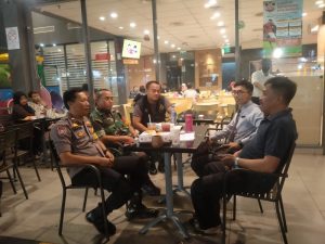 Wujud Kebersamaan,Babinsa Koramil 07/KB Serka Mustaqim Bersama Bimas dan Security Laksanakan Siskamling di Wilayah