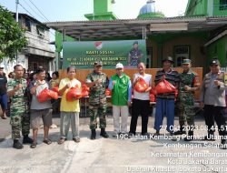 Jumat Berkah ,Koramil 7/KB Dipimpin Danramil Mayor Kav Dwi Joko Purnomo Bagikan Paket Sembako Dalam Rangka HUT KOREM 052/Wkr ke 25
