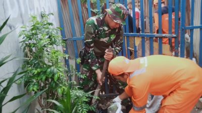 Dengan Tema “Bakti Kita Untuk Jakarta” Babinsa Koramil 07/KB Sertu Taufik H Hadiri Giat Apel dan Kerja Bakti Tiga Pilar Kel Kembangan Selatan