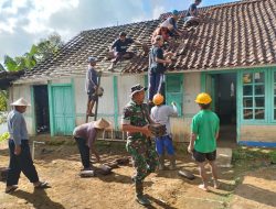 Babinsa Bantu Rehab Rumah Warga Binaannya