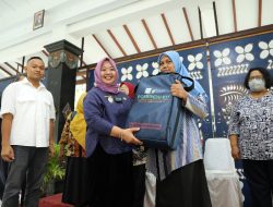 Wujudkan Posyandu Centre Of Excellence, Bupati Kustini Sri Purnomo Serahkan Posyandu KIT