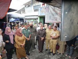 Sambut Nataru, Bupati Kustini Sri Purnomo Launching Pasar Murah