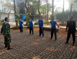 Babinsa Dorong Masyarakat Terapkan Pola Hidup Sehat Dengan Olahraga