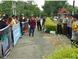 Dianggap Tidak Transparan dan Memperkaya Diri,Warga Semabu Demo di Depan Inspektorat Minta Kades Di Pecat