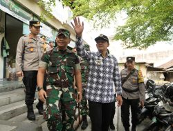 Antisipasi Timbulnya Wabah Penyakit, Wakil Bupati dan Forkopimda Sleman Lakukan Bersih Lingkungan Pasar Gamping.