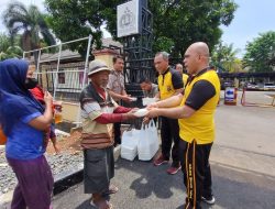 Ju’mat Berkah Berbagi, Polsek Kelapa Dua Bagikan Nasi Kotak ke Pengguna Jalan