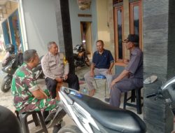 Jalin Silahturahmi, Bhabinkamtibmas Aiptu Sanjaya Polsek Curug Berbincang Dengan Warga