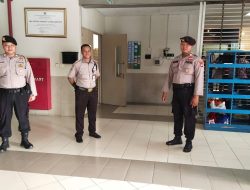 Anggota Pamobvit Lakukan Pengamanan Ibadah Tahun Baru di Gereja