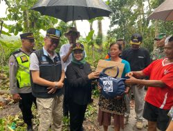 Kunjungi Korban Angin Kencang di Kecamatan Minggir, Bupati Sleman Serahkan Bantuan Paket Sembako