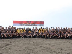 Ditsamapta dan Ditpolairud Polda DIY, Sinergitas Dengan tim SAR Relawan Pantai Selatan Gotong-Royong Bersih – bersih Parangtritis.