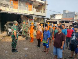 Bersama Lurah dan Warga Meruya Selatan Anggota Koramil 07/KB Gelar Karya Bakti Bersih Bersih Lingkungan