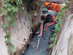 Cegah Banjir, Babinsa Koramil 05/KJ Tiga Pilar Giat Karya Bakti Bersihkan Jalur Sepanjang Aliran Kali Anggrek Cakra