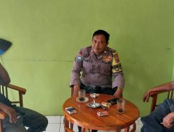 Jalin Silahturahmi, Bhabinkamtibmas Kel Babakan Aiptu Robit Polsek Cisauk Berbincang Dengan Warga