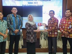 Bupati dan Wakil Bupati Sleman, Menerima Laporan Hasil Evaluasi Perencanaan dan Penganggaran Tahun 2023 dari BPKP.