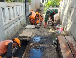 Langkah Antisipasi Banjir, Babinsa Serka Yusuf Iskandar Bersama Tiga Pilar Gelar Karya Bakti Membersihkan Gorong-Gorong