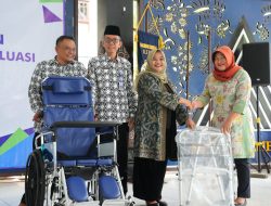 Serahkan Bantuan Program Jaringan Pengaman Sosial, Bupati Sleman Berpesan Yang Perlu Diperhatikan Adalah Pemutakhiran Data.