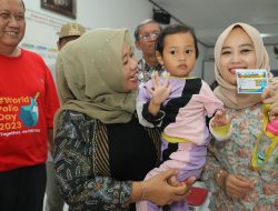 Sebagai Langkah Preventif Polio di Kabupaten Sleman, Bupati Kustini Sri Purnomo Tinjau Pelaksanaan SUB-PIN Polio di Donoharjo.