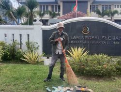 Aktivis Antikorupsi dari JCW Baharuddin Kamba, Menggelar Aksi Tunggal di Depan Kejaksaan Negeri Sleman.