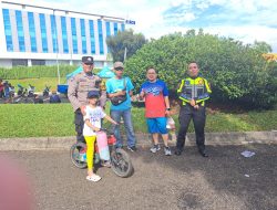 Bhabinkamtibmas Pondok Jaya Bantu Pertemukan Anak Yang Terpisah Dengan Ortu Saat Car Free Day