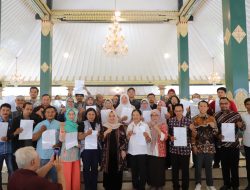 Pemkab Sleman Serahkan 454 Sertifikat Halal, Bupati Kustini Ajak Pelaku UMKM Penuhi Standar Produksi.