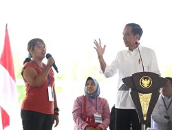 Presiden Jokowi, Beri Semangat Kepada Para Nasabah Mekaar Angkat Ekonomi Keluarga.