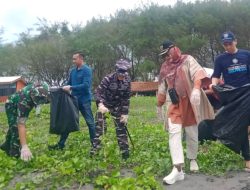 Kerjasama Dengan Forkopimda Kulon Progo, Lanal Yogyakarta Laksanakan Bersih – bersih Pantai