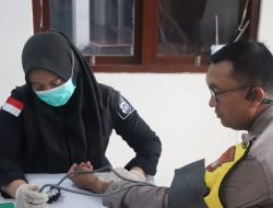 Bhakti Kesehatan Polres Tangerang Selatan, Bagikan Suplemen Vitamin dan Obat Bagi Petugas PPK Pemilu 2024