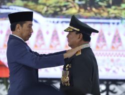 Prabowo Subianto Terima Kenaikan Pangkat Istimewa dari Presiden Jokowi