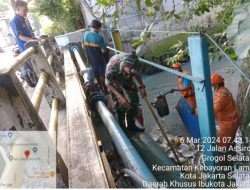 Antisipasi Banjir, Babinsa Sertu Triyatno Bersama PPSU Gelar Karya Bakti Bersihkan Sungai