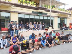 POLRES JAKUT GREBEK KAMPUNG BAHARI PULUHAN ORANG DIAMANKAN
