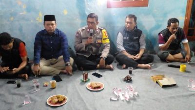 Antisipasi Tawuran di Bulan Ramadhan, Bhabinkamtibmas Polsek Kebon Jeruk Bersama Warga RT 003/003 Kedoya Selatan Gelar Rapat