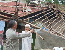 Keperdulian Babhinkamtibmas Desa Bojong Kamal Kepada Warga yang Tertimpa Musibah