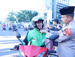 Ramadhan Berkah Kapolsek Mampang Bagi-Bagi Takjil