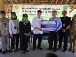Berantas Antraks, Bupati Sleman Bersama Dirjen PKH Kementerian Pertanian Lakukan Vaksinasi di Dusun Gayamharjo Prambanan
