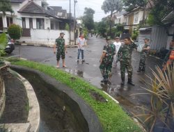 Babinsa Koramil Pamulang Karya Bakti Bersihkan Sampah di Saluran Air