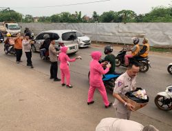 Polsek Cisauk Gelar Kegiatan Berbagi Takjil dalam Rangka Bulan Suci Ramadan