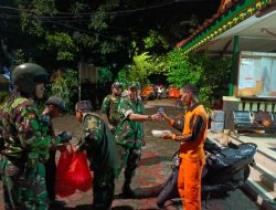 Grebek Saur, Babinsa Serka Yusuf Iskandar Bersama Mitra Jaya Bagikan Makanan Siap Saji