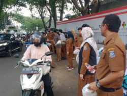DPMPTSP Tangsel Kembali Bagi – bagi Takjil Kepada Pengguna Jalan di BSD