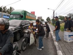 Berbagi di Bulan Ramadhan, Barisan Tapal Batas Bagikan 300 Takjil Gratis Bagi Pemudik dan Warga Sekita
