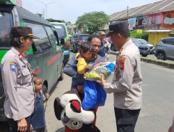 Jelang Hari Raya Idul Fitri, Polres Tangsel Bagikan 150 Paket Sembako Ke Masyarakat Secara Mobile